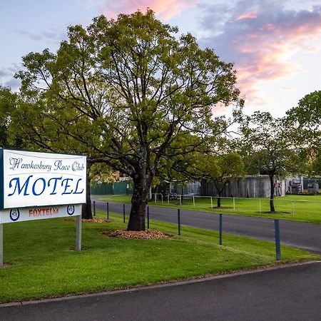 ホークスベリー レース クラブ モーテル ウィンザー エクステリア 写真 The entrance to the motel