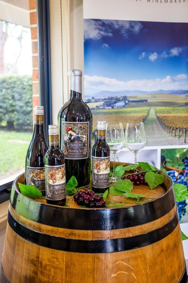 ホークスベリー レース クラブ モーテル ウィンザー エクステリア 写真 A bottle of German wine