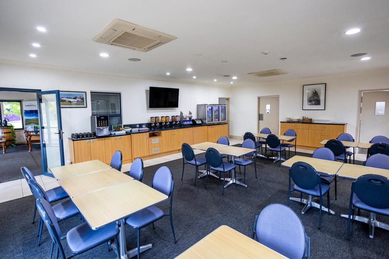 ホークスベリー レース クラブ モーテル ウィンザー エクステリア 写真 The lounge at Wagga Wagga Airport