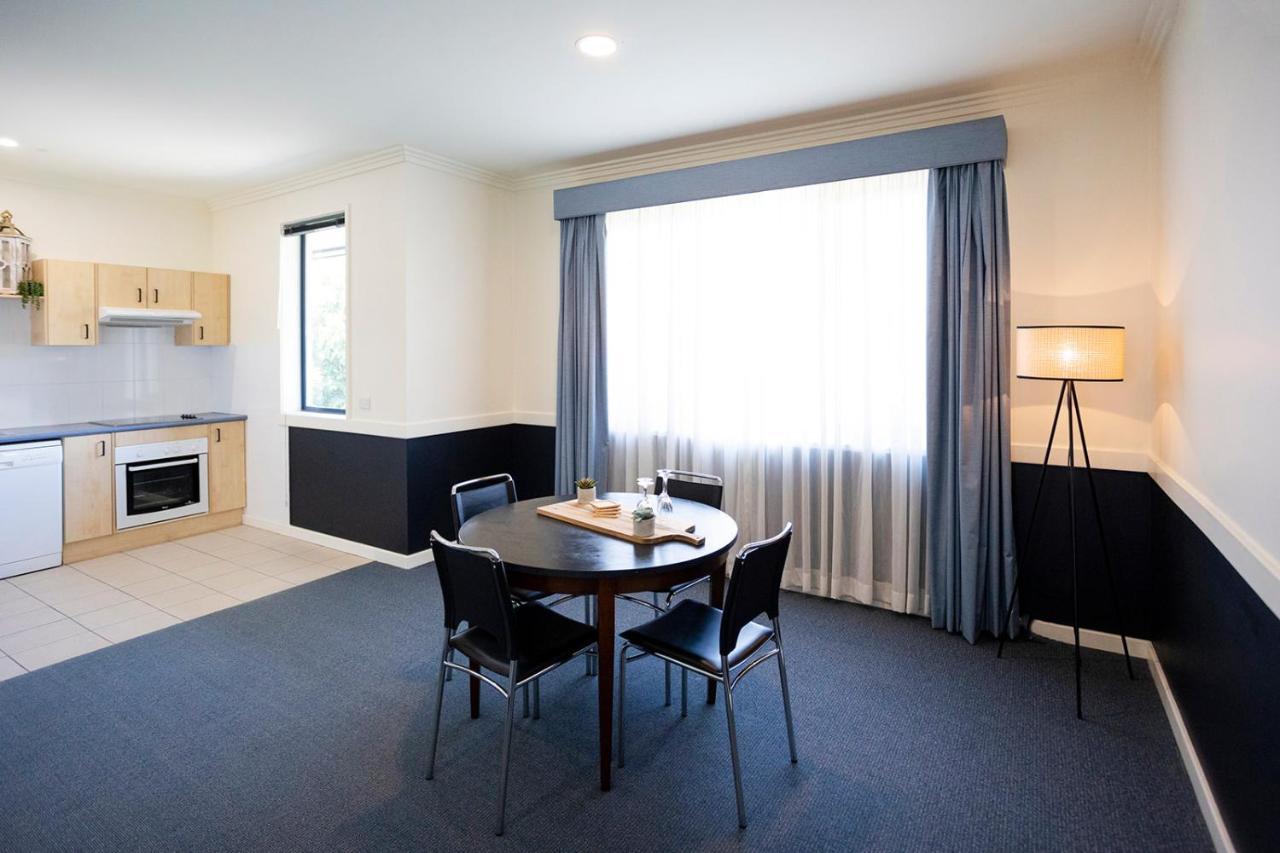 ホークスベリー レース クラブ モーテル ウィンザー エクステリア 写真 A typical apartment at the University of Western Australia