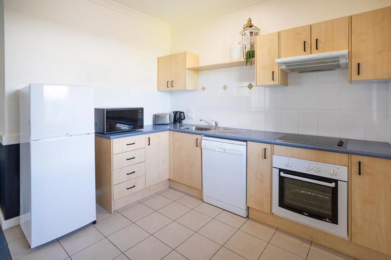 ホークスベリー レース クラブ モーテル ウィンザー エクステリア 写真 A typical kitchen in a student apartment
