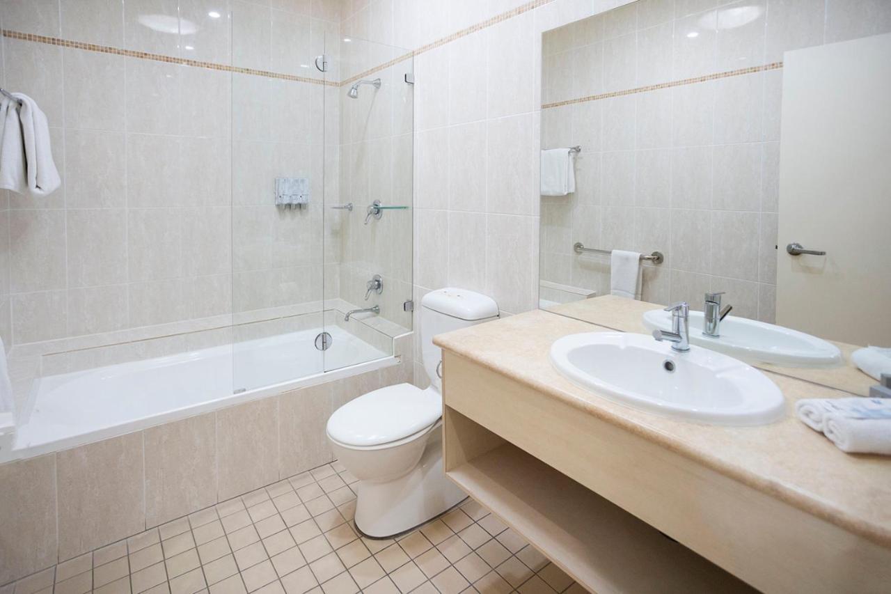 ホークスベリー レース クラブ モーテル ウィンザー エクステリア 写真 Bathroom with shower enclosure