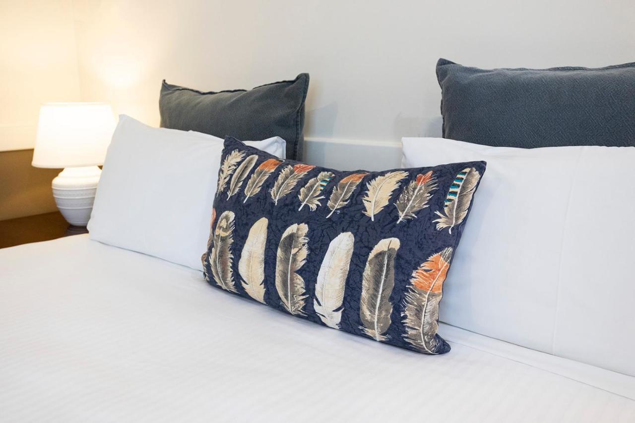 ホークスベリー レース クラブ モーテル ウィンザー エクステリア 写真 A decorative pillow