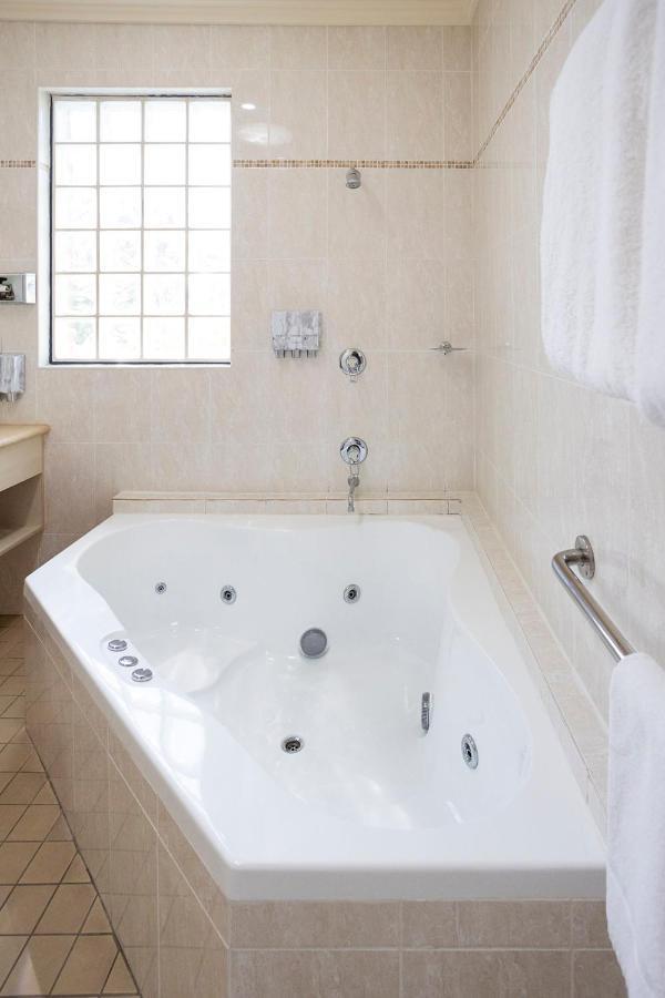 ホークスベリー レース クラブ モーテル ウィンザー エクステリア 写真 A whirlpool bathtub
