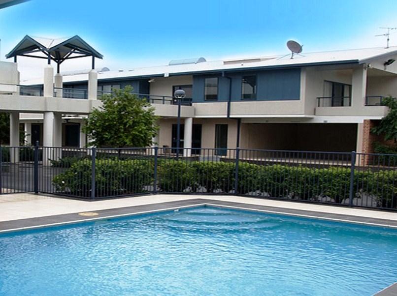 ホークスベリー レース クラブ モーテル ウィンザー エクステリア 写真 A pool at a townhouse complex in Australia